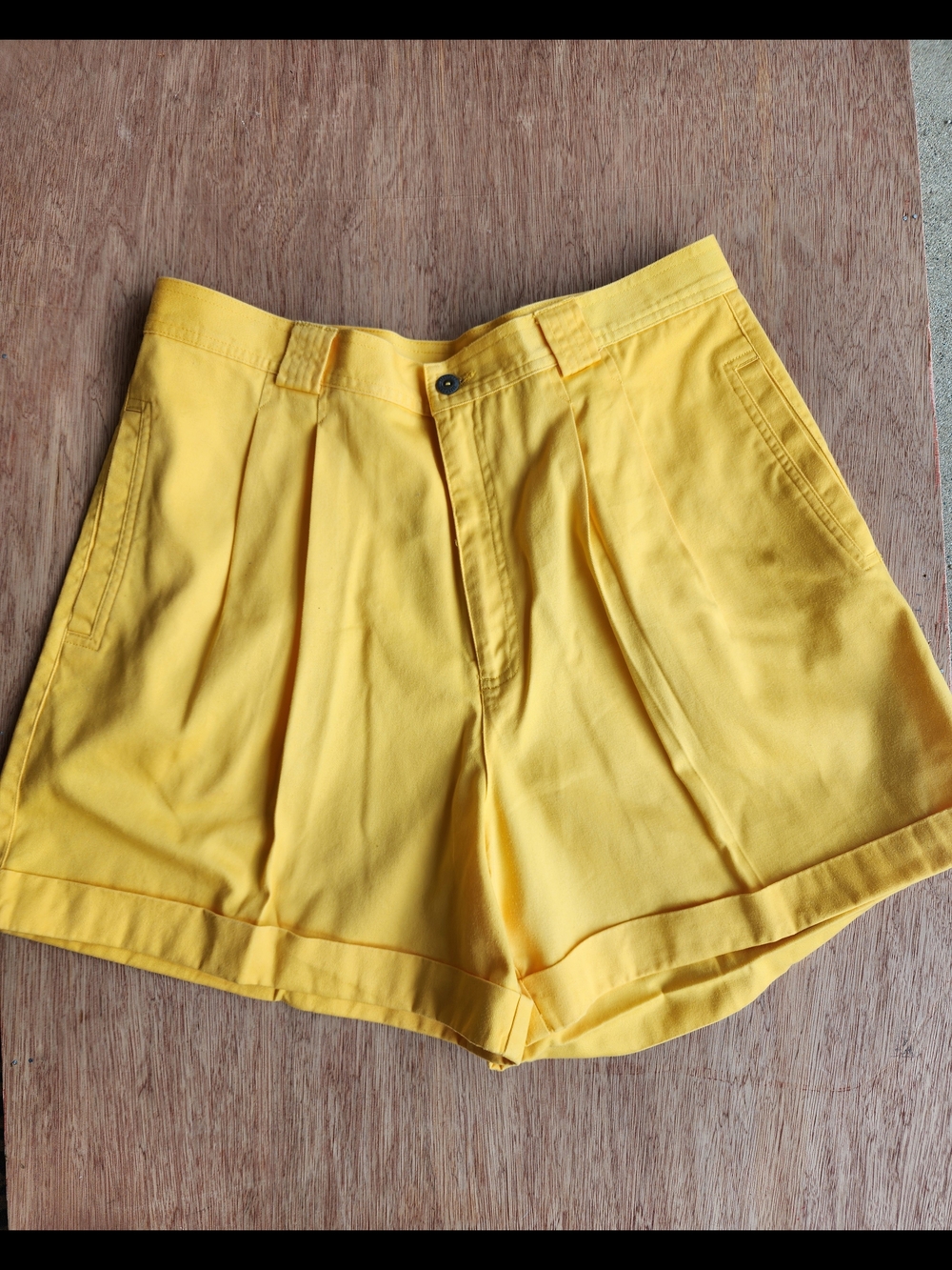 Vintage Liz Claiborne Butter Yellow High Rise Pleated Cuffed Shorts Size 16